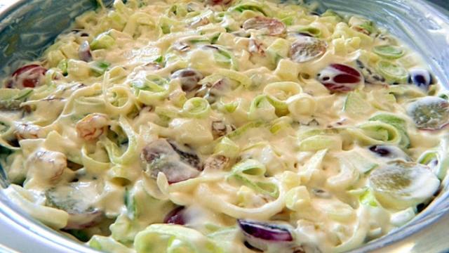 Essa salada de alho-poró vai dar um toque especial na sua ceia de Natal. (Créditos: TudoGostoso/Cristiane Pena da Silva)