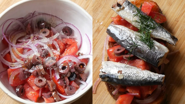 Os chefs franceses concordam: sardinhas em lata são boas com umas gotas de limão, mas ficam ainda melhores nesta torrada com cebola roxa, azeitonas e endro