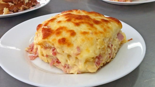 Porção de lasanha de presunto e queijo saborosa com molho branco (Créditos: TudoGostoso)