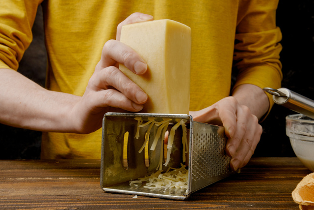 Experimente ralar o queijo com o ralador deitado (Créditos: Shutterstock)