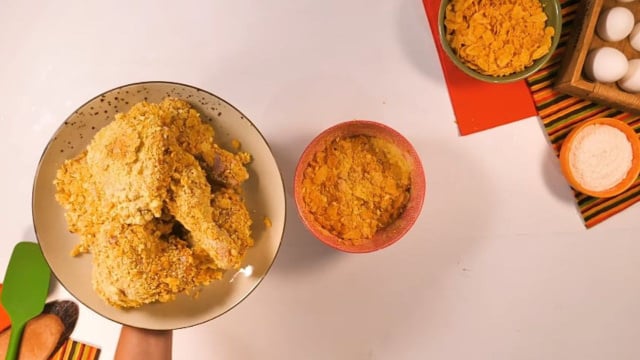 Mistura de farinha de milho e cereal de milho em flocos garante um empanado supercrocante (Créditos: Shutterstock)