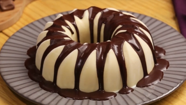 Essa é a melhor receita de bolo de sorvete de todas: sabor suave, cobertura cremosa e muito refrescante