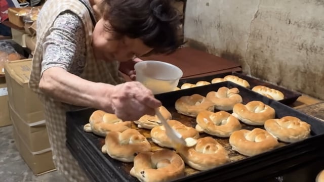 Ela se dedica todos os dias à fabricação dos pães e ainda atende no caixa (Créditos: Reprodução / YouTube @Japanesefoodcraftsman)
