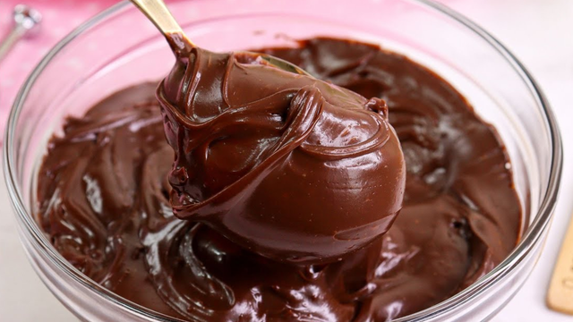 Eu nunca tinha feito um bom recheio para doces e bolos até aprender essa receita fácil de recheio cremoso e chocolatudo, sempre dá certo!