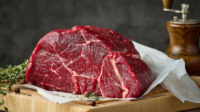 A carne bovina que fica cinza significa que está estragada? Como saber se está fresca? Por que a carne bovina muda de cor?