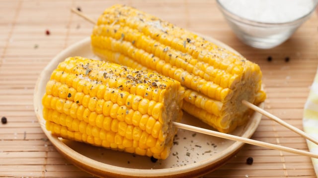 Perguntei a 3 chefs qual a melhor maneira de cozinhar milho — e todos disseram a mesma coisa.