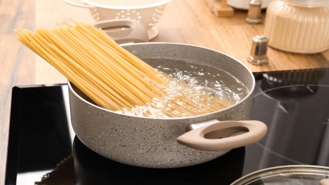 Nem escorredor, nem peneira: o truque de mestre para escorrer macarrão sem tirar da panela com um item que todos têm na cozinha