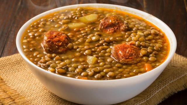 A tradição de comer lentilha no Ano-Novo fica muito mais gostosa dessa forma. (Créditos: TudoGostoso)