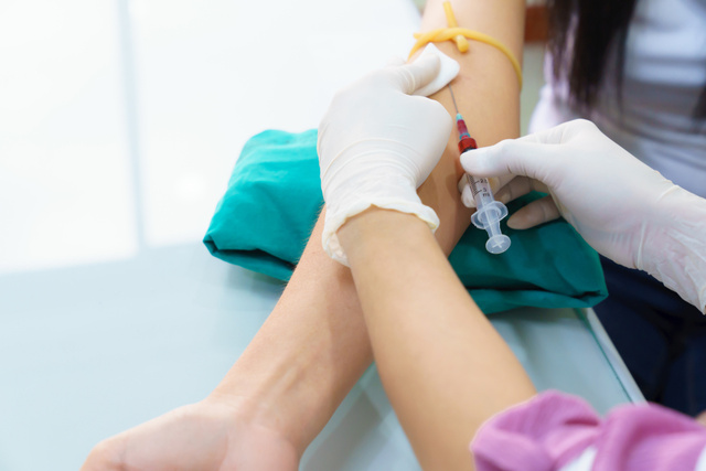 Nem café, nem frituras: os alimentos proibidos antes de fazer exames de sangue