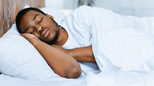 Dormir bem começa no prato: o que comer e o que evitar de noite para ter uma noite de sono tranquila