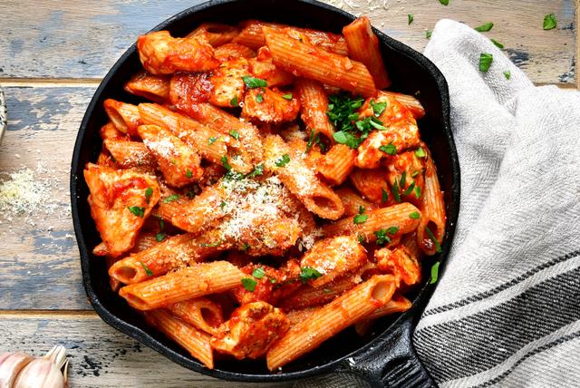 Macarrão de frigideira cremoso é o prato perfeito para quem precisa de um almoço RÁPIDO e GOSTOSO!