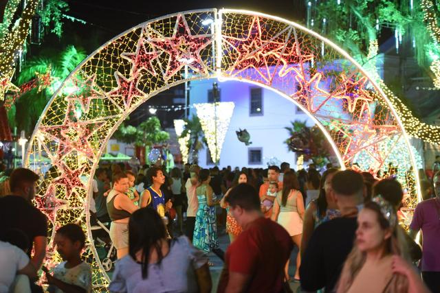 Natal de Maricá/RJ terá programação até o começo de janeiro com atrações gratuitas e shows com artistas locais. (Foto: Marcos Fabrício/Prefeitura de Maricá)