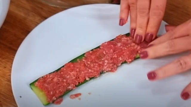 Fatia de abobrinha com camada de carne. (créditos: Reprodução/Youtube Patrícia Leite)