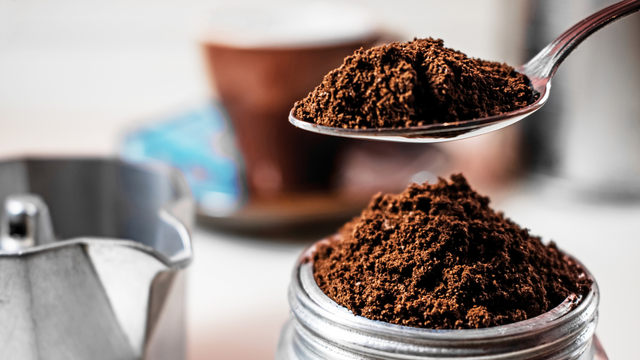 Truque com café é a solução perfeita para limpar as grelhas do forno queimadas.