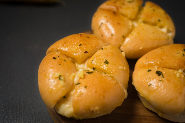 Você vai viciar nesse pãozinho com massa fofa e recheio megaqueijudo: receita é a mais fácil do mundo e não precisa sovar