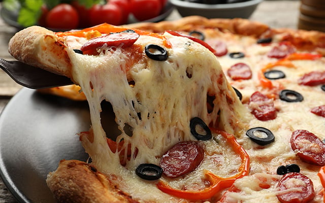 Sobrou pizza do domingo? Este truque devolve a crocância como se ela tivesse acabado de sair do forno