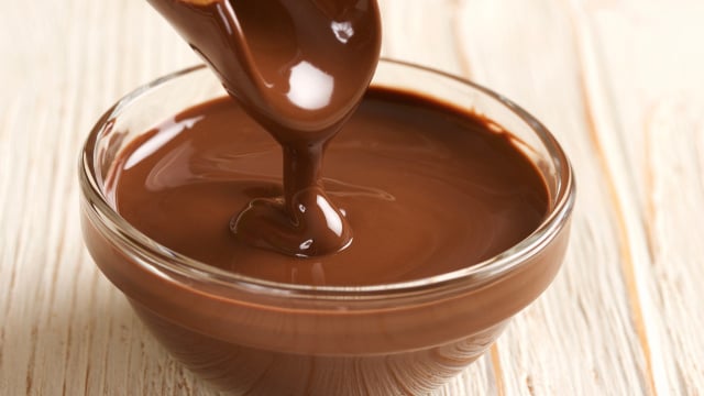 Eu não acreditava que seria tão fácil: cacau e água fazem um creme de chocolate espesso em um minuto
