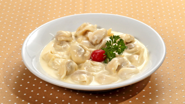 Eu não cozinho capeletti em água fervente, prefiro o preparo da minha família: mesmo os comprados ficam como os de restaurante