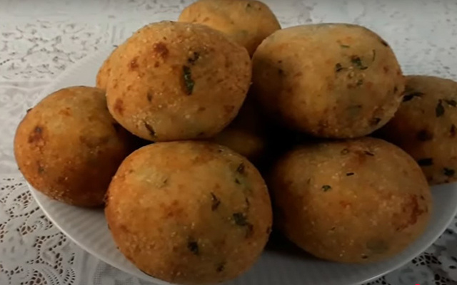 Pensa num salgadinho que todo mundo adora: bolinho de batata recheado com queijo e presunto é lanche obrigatório aqui em casa