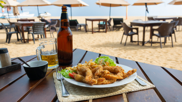 Atenção! Esses são os alimentos que você deve evitar se for comer na praia, petisco queridinho pode oferecer riscos à saúde