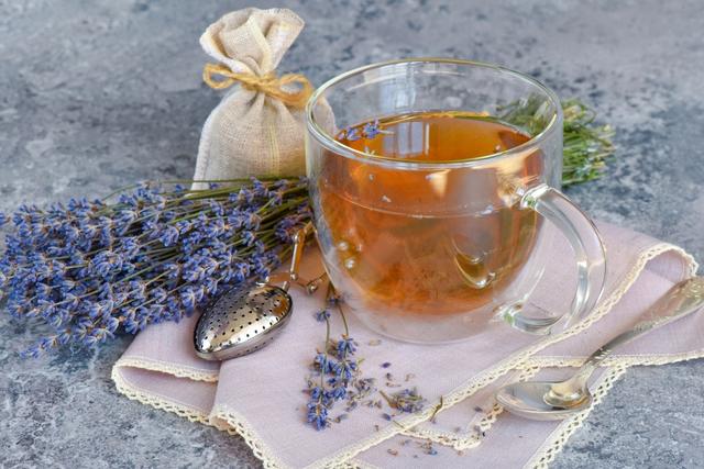 Chá relaxante e digestivo é a melhor infusão para beber antes de dormir: descubra como fazer e benefícios à saúde