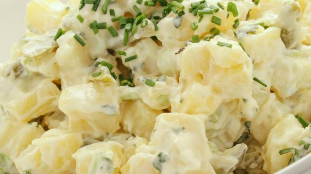 Elimine a maionese da sua salada de batata: esse ingrediente a torna mais cremosa e saborosa