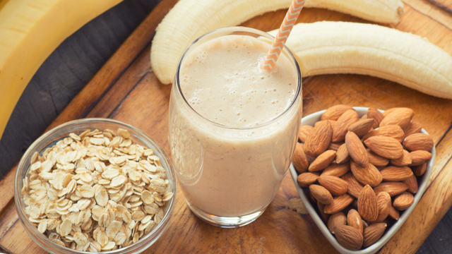 Veja por que você deve deixar a aveia e as amêndoas de molho antes de fazer essa receita de smoothie para ganhar músculos