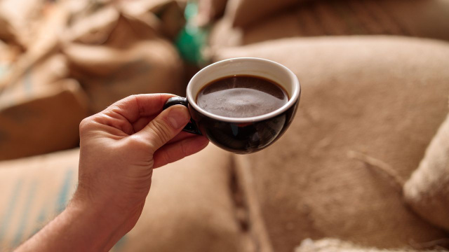 Faço isso todas as manhãs há 50 anos: endocrinologista revela truque simples no café que pode proteger sua vesícula