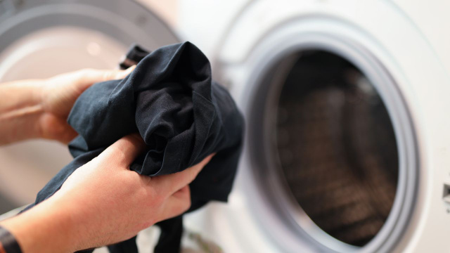 Aprendi com a minha avó um detalhe simples na hora de lavar roupa que ajuda a manter as cores vivas