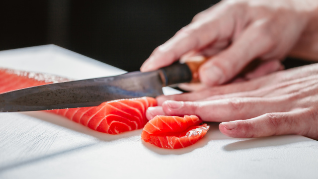 Os mestres do sushi já sabem disso há muito tempo: mergulhe a faca em água fervente e o seu filé de peixe vai parecer prato de restaurante chique