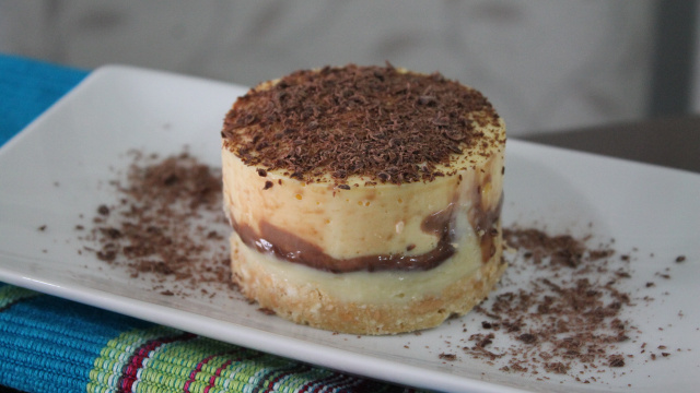 A torta de maracujá com chocolate meio amargo e branco tem várias camadas de gostosura! (Créditos: TudoGostoso)