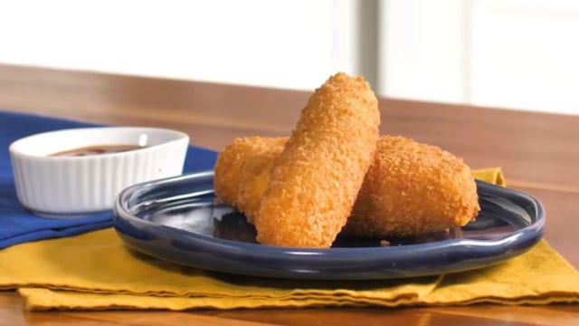 Antes de serem passados na farinha panko, os palitinhos recebem uma camada de flocos de quinoa (Créditos: TudoGostoso)