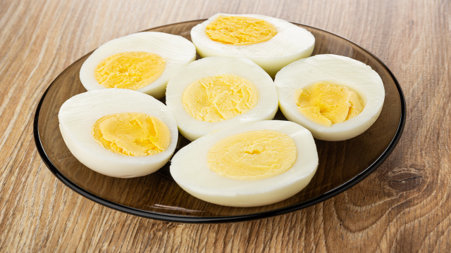 Sem água, nem panela: o jeito mais prático de fazer ovo cozido que quase ninguém usa