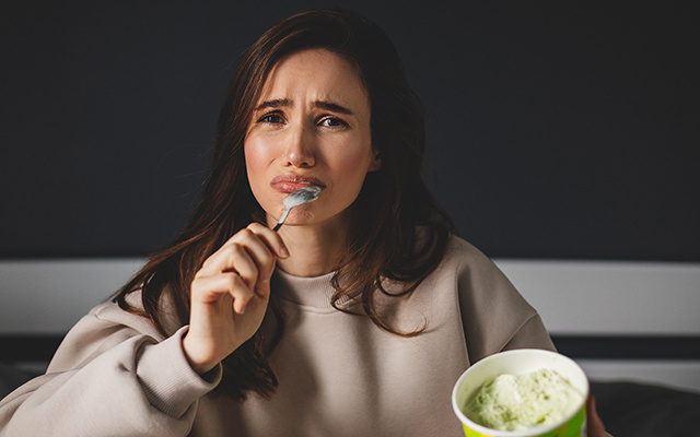 O que significa comer quando está triste, entediado ou ansioso? Psicólogos explicam a complexidade de tudo isso