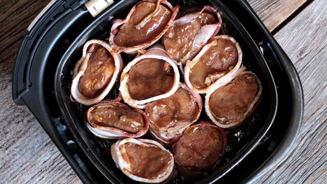 Filé mignon suíno com bacon na airfryer: receita perfeita para o almoço em família é suculenta e fica pronta em 30 minutos