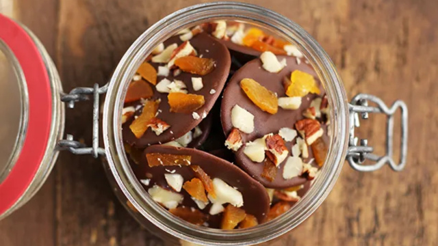 Aprenda a fazer mendiants em casa: esses discos de chocolate com frutas secas são minha sobremesa pós-almoço favorita