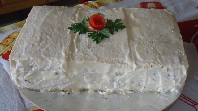 Torta fria de frango supergostosa finalizada com maionese e decorada com flor de casca de tomate (Créditos: TudoGostoso/Kátia Souza)