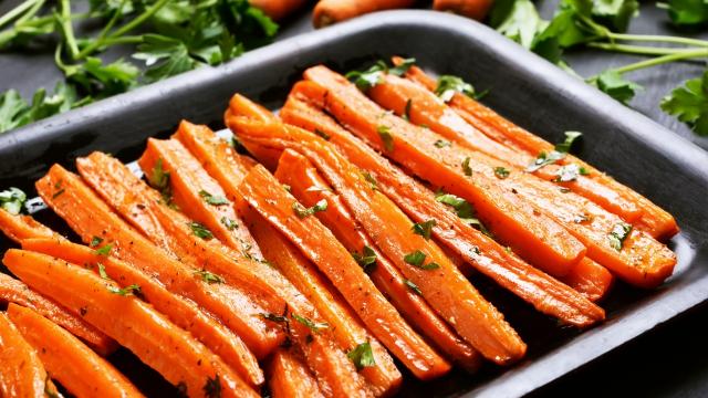 Veja dicas de como fazer uma deliciosa cenoura no forno (Créditos: Shutterstock)