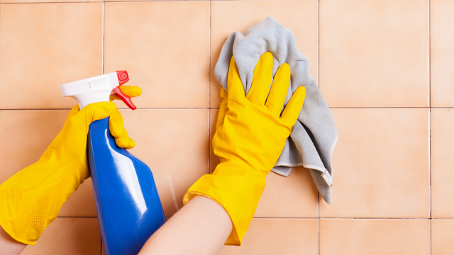 Depois que eu descobri essa misturinha caseira para limpar os azulejos, minha cozinha agora está brilhando