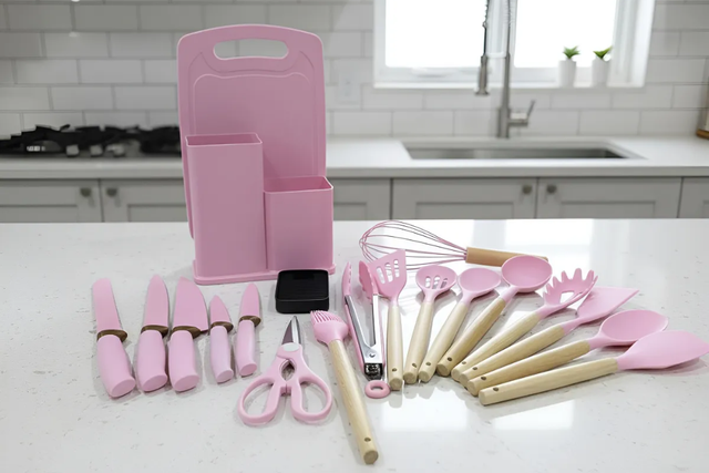 Você precisa ver esse kit de cozinha rosa que está bombando entre as donas de casa