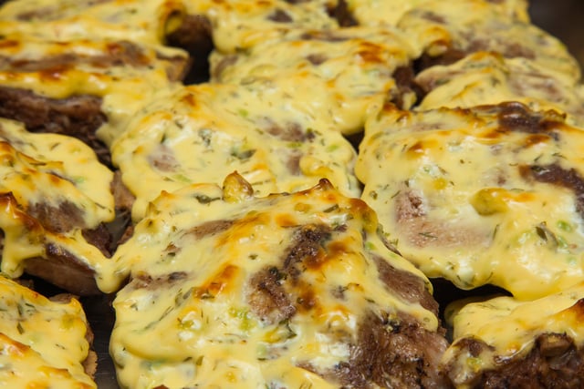 Ainda dá tempo de fazer esse filezinho aperitivo aos quatro queijos para almoço do Dia dos Pais: receita prática e deliciosa!