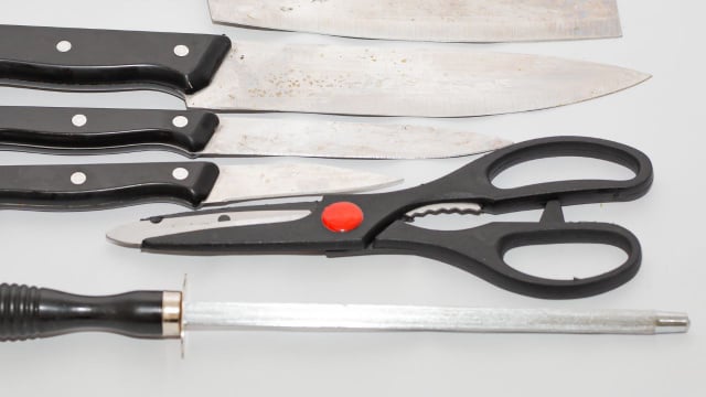 Esses são os motivos que você deve investir em uma tesoura de cozinha e parar de usar uma só para tudo!