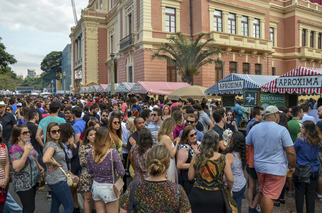 Belo Horizonte tem botecos e restaurantes de sobra e ainda tem populares feiras gastronômicas na Praça da Liberdade (Créditos: Shutterstock)