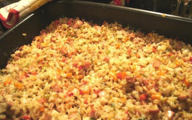 Com esse arroz de forno você pode usar os ingredientes que tiver em casa para sair em conta (Créditos: TudoGostoso/Raffynhaw)