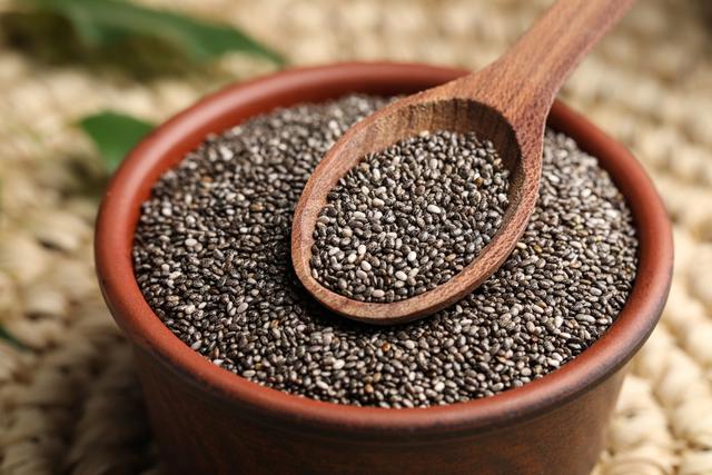 Pode comer quinoa crua? Descubra benefícios e como a semente deve ser consumida