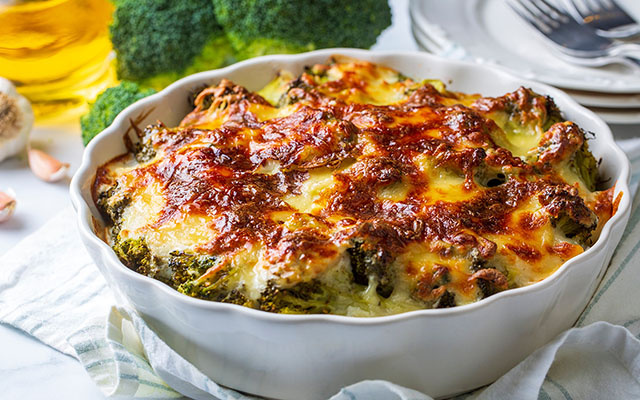 Mais saboroso que o molho bechamel: os chefs preferem adicionar este molho aos seus gratinados de legumes