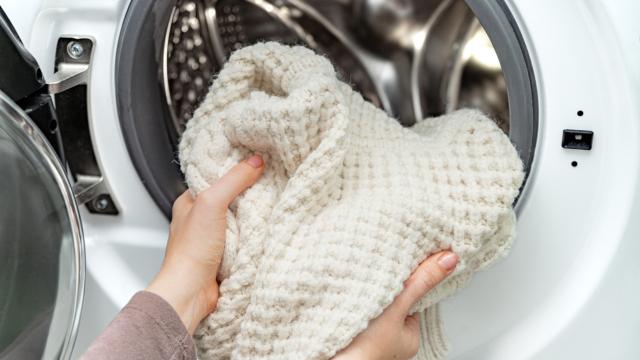 De roupas até panos de chão: essa é a misturinha caseira que limpa qualquer mancha