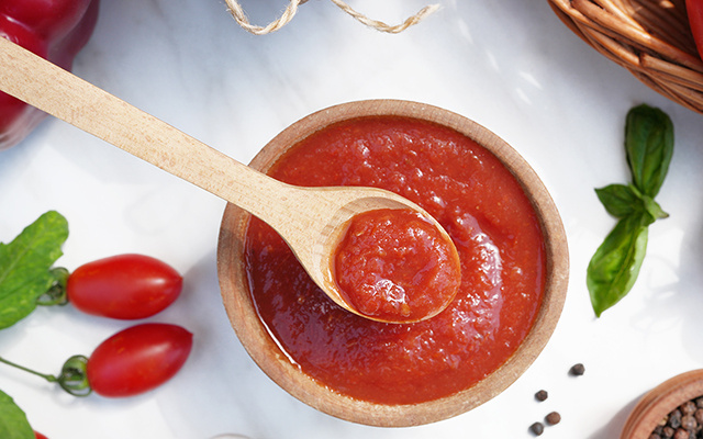 Você ainda usa colher de pau? Microbiologista revela verdade chocante sobre o utensílio de madeira