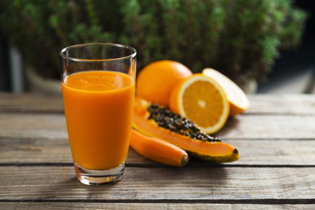 Laranja e mamão combinam bem demais! (Créditos: Shutterstock)