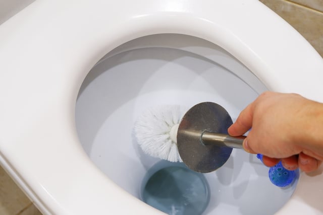 Esqueça a água sanitária e a soda: TudoGostoso mostra o truque dos pedreiros para limpar o vaso sanitário